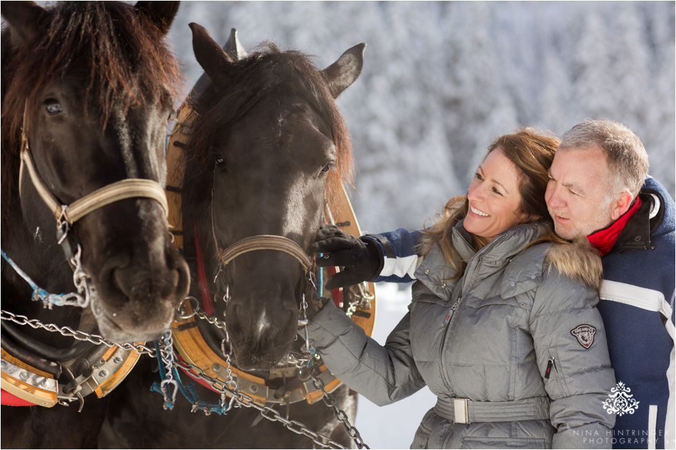 cute couple with horses during a sleigh ride in st. anton am arlberg - Blog of Nina Hintringer Photography - Wedding Photography, Wedding Reportage and Destination Weddings