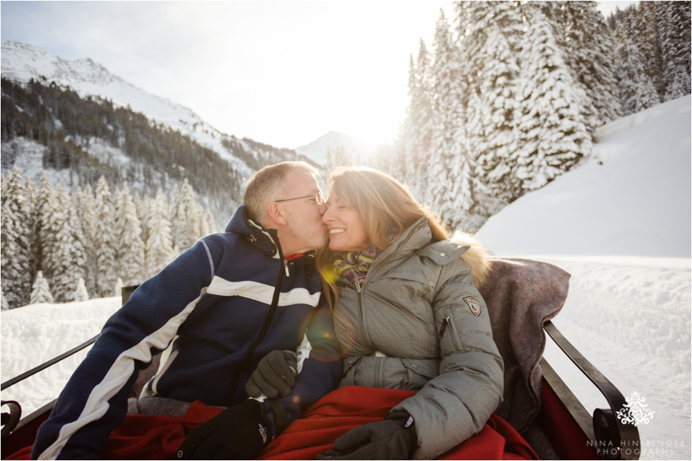 kissing on a sleigh ride at st. anton am arlberg - Blog of Nina Hintringer Photography - Wedding Photography, Wedding Reportage and Destination Weddings