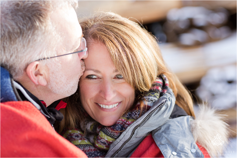 winter engagement shoot with a red blanket at st. anton at the arlberg - Blog of Nina Hintringer Photography - Wedding Photography, Wedding Reportage and Destination Weddings