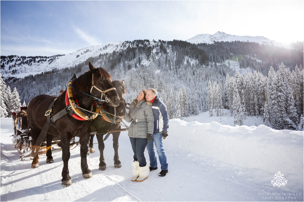 cute couple with horses during a sleigh ride in st. anton am arlberg - Blog of Nina Hintringer Photography - Wedding Photography, Wedding Reportage and Destination Weddings