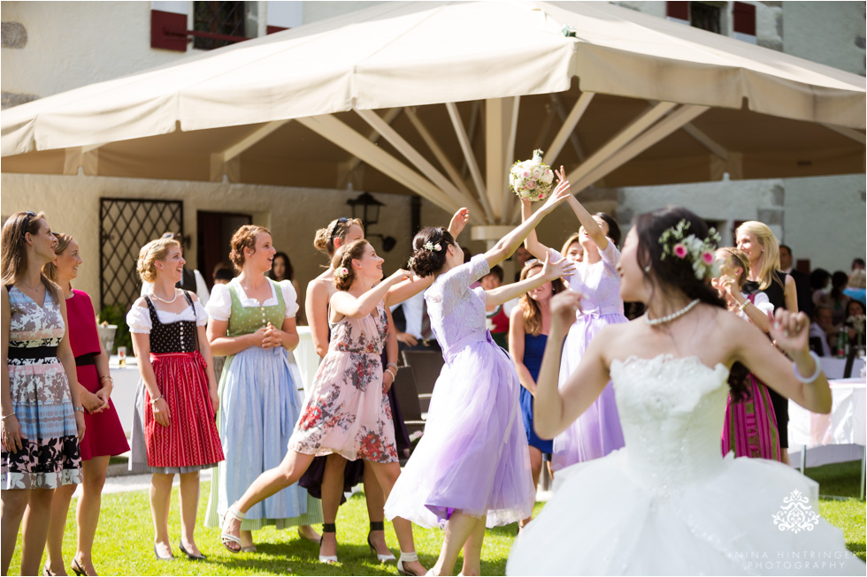 Wedding bouquet toss at Schloss Prielau, Zell am See, Salzburg, Austria - Blog of Nina Hintringer Photography - Wedding Photography, Wedding Reportage and Destination Weddings